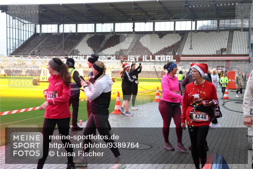 07.12.2025 - St. Pauli X-Mass-Run No. 15 Luisa Fischer http://msf.ph/oto/9389764 07.12.2025 12:06:30 Ziel 4326, 4748, 5, 6, 173, 189, 760, 768, 1038, 1353, 1956, 1957, 2018, 3106, 3107, 3137, 4019, 4020, 4176, 4307, 4326, 4327, 4357, 4405, 4413 meine-sportfotos.de