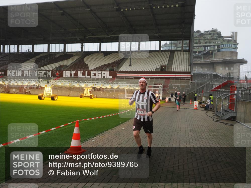 07.12.2025 - St. Pauli X-Mass-Run No. 15 Fabian Wolf http://msf.ph/oto/9389765 07.12.2025 10:22:17 Ziel 1371, 2184, 2817, 2818, 2819, 3431, 3736, 3999, 4000, 4774 meine-sportfotos.de