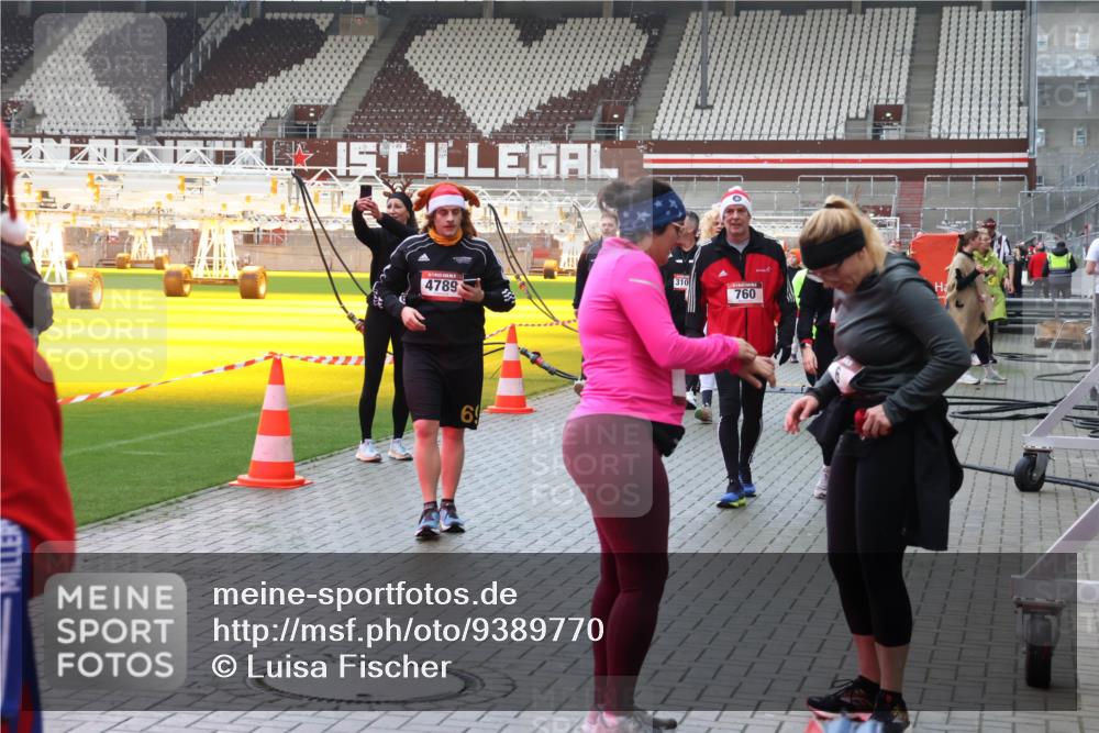 07.12.2025 - St. Pauli X-Mass-Run No. 15 Luisa Fischer http://msf.ph/oto/9389770 07.12.2025 12:06:33 Ziel 4789, 69, 310, 760, 5, 6, 173, 189, 760, 768, 1038, 1347, 1351, 1353, 1956, 1957, 2018, 2415, 3106, 3107, 3137, 4019, 4020, 4176, 4219, 4307, 4326, 4327, 4357, 4405, 4413 meine-sportfotos.de