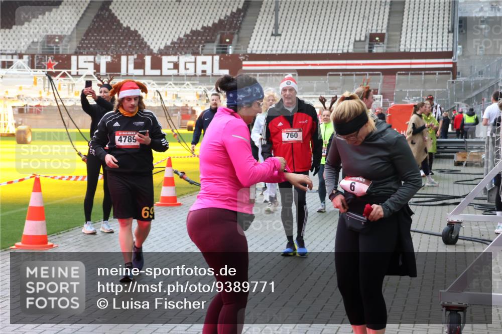 07.12.2025 - St. Pauli X-Mass-Run No. 15 Luisa Fischer http://msf.ph/oto/9389771 07.12.2025 12:06:33 Ziel 4789, 69, 760, 6, 5, 6, 173, 189, 760, 768, 1038, 1347, 1351, 1353, 1956, 1957, 2018, 2415, 3106, 3107, 3137, 4019, 4020, 4176, 4219, 4307, 4326, 4327, 4357, 4405, 4413 meine-sportfotos.de