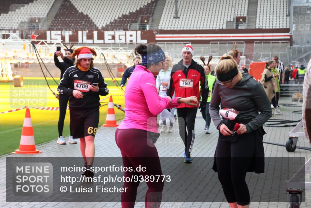 07.12.2025 - St. Pauli X-Mass-Run No. 15 Luisa Fischer http://msf.ph/oto/9389773 07.12.2025 12:06:33 Ziel 4789, 69, 440, 760, 6, 5, 6, 173, 189, 760, 768, 1038, 1347, 1351, 1353, 1956, 1957, 2018, 2415, 3106, 3107, 3137, 4019, 4020, 4176, 4219, 4307, 4326, 4327, 4357, 4405, 4413 meine-sportfotos.de