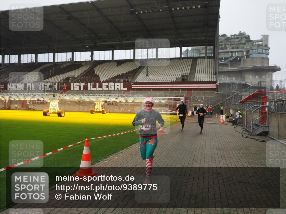 07.12.2025 - St. Pauli X-Mass-Run No. 15 Fabian Wolf http://msf.ph/oto/9389775 07.12.2025 10:22:22 Ziel 1371, 2184, 2817, 2818, 2819, 3431, 3736, 4771, 4774, 4781 meine-sportfotos.de
