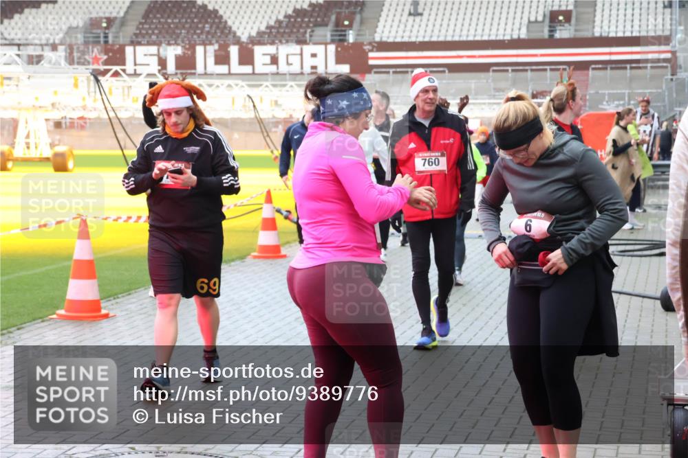 07.12.2025 - St. Pauli X-Mass-Run No. 15 Luisa Fischer http://msf.ph/oto/9389776 07.12.2025 12:06:34 Ziel 69, 760, 15, 6, 5, 6, 173, 189, 760, 768, 1038, 1347, 1351, 1353, 1956, 1957, 2018, 2415, 3106, 3107, 3137, 4019, 4020, 4176, 4219, 4307, 4326, 4327, 4357, 4405, 4413 meine-sportfotos.de