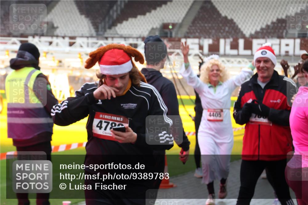 07.12.2025 - St. Pauli X-Mass-Run No. 15 Luisa Fischer http://msf.ph/oto/9389783 07.12.2025 12:06:37 Ziel 15, 478, 4405, 700, 5, 6, 173, 189, 760, 768, 1038, 1347, 1351, 1353, 1956, 1957, 2018, 2415, 3106, 3107, 3137, 4019, 4020, 4176, 4217, 4219, 4222, 4307, 4326, 4327, 4357, 4405, 4413 meine-sportfotos.de