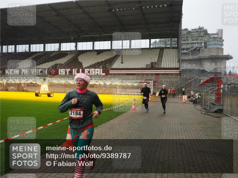 07.12.2025 - St. Pauli X-Mass-Run No. 15 Fabian Wolf http://msf.ph/oto/9389787 07.12.2025 10:22:22 Ziel 1371, 2184, 2817, 2818, 2819, 3431, 3736, 4771, 4774, 4781 meine-sportfotos.de