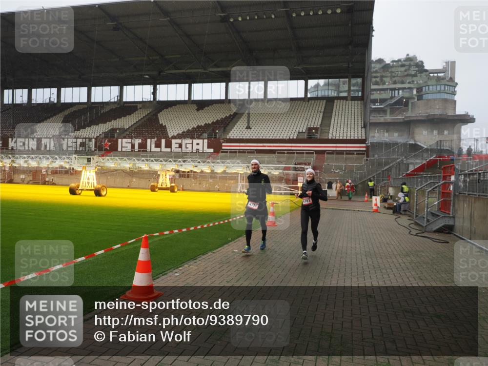 07.12.2025 - St. Pauli X-Mass-Run No. 15 Fabian Wolf http://msf.ph/oto/9389790 07.12.2025 10:22:24 Ziel 2184, 2817, 2818, 2819, 3431, 3736, 4771, 4774, 4781 meine-sportfotos.de