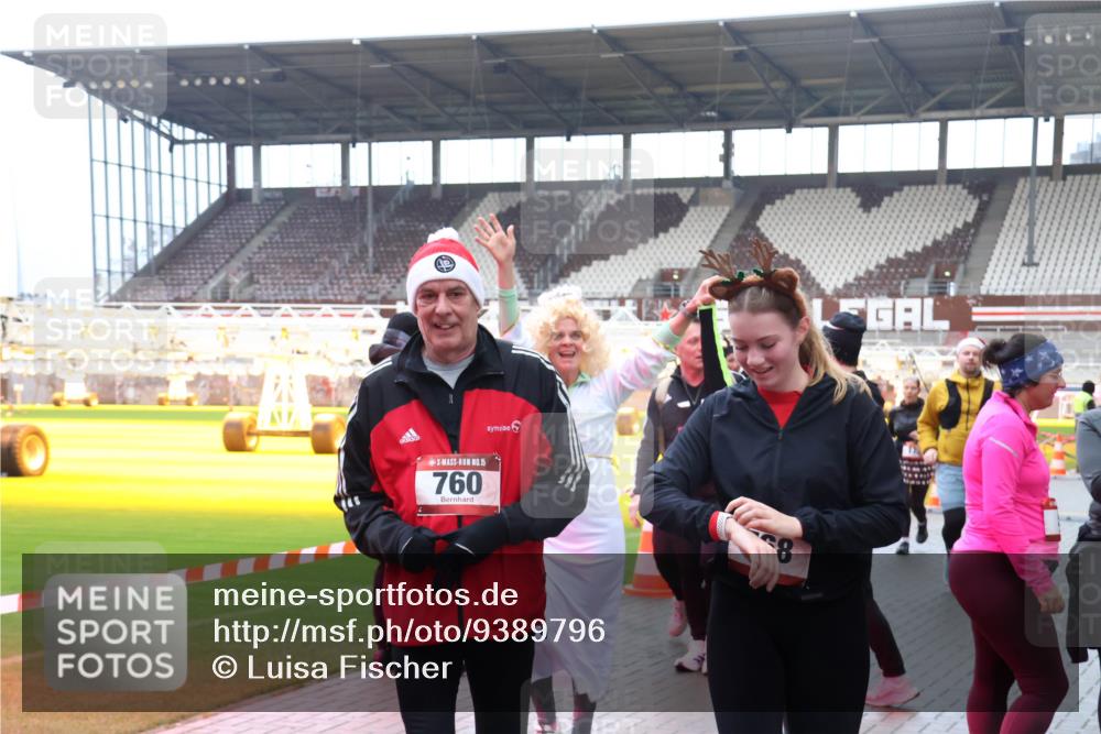 07.12.2025 - St. Pauli X-Mass-Run No. 15 Luisa Fischer http://msf.ph/oto/9389796 07.12.2025 12:06:41 Ziel 15, 760, 8, 5, 6, 173, 189, 760, 768, 1038, 1347, 1351, 1353, 1956, 1957, 2018, 2415, 3106, 3107, 3137, 4019, 4020, 4176, 4217, 4219, 4222, 4307, 4326, 4327, 4357, 4405, 4413, 4783, 4784 meine-sportfotos.de