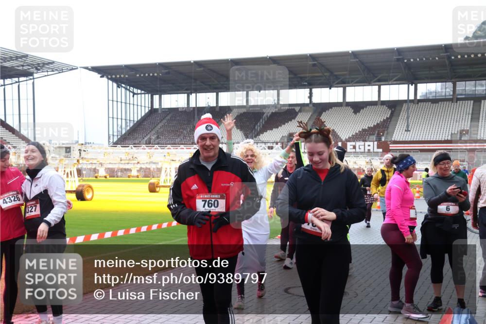 07.12.2025 - St. Pauli X-Mass-Run No. 15 Luisa Fischer http://msf.ph/oto/9389797 07.12.2025 12:06:41 Ziel 4326, 327, 15, 760, 6, 5, 6, 173, 189, 760, 768, 1038, 1347, 1351, 1353, 1956, 1957, 2018, 2415, 3106, 3107, 3137, 4019, 4020, 4176, 4217, 4219, 4222, 4307, 4326, 4327, 4357, 4405, 4413, 4783, 4784 meine-sportfotos.de