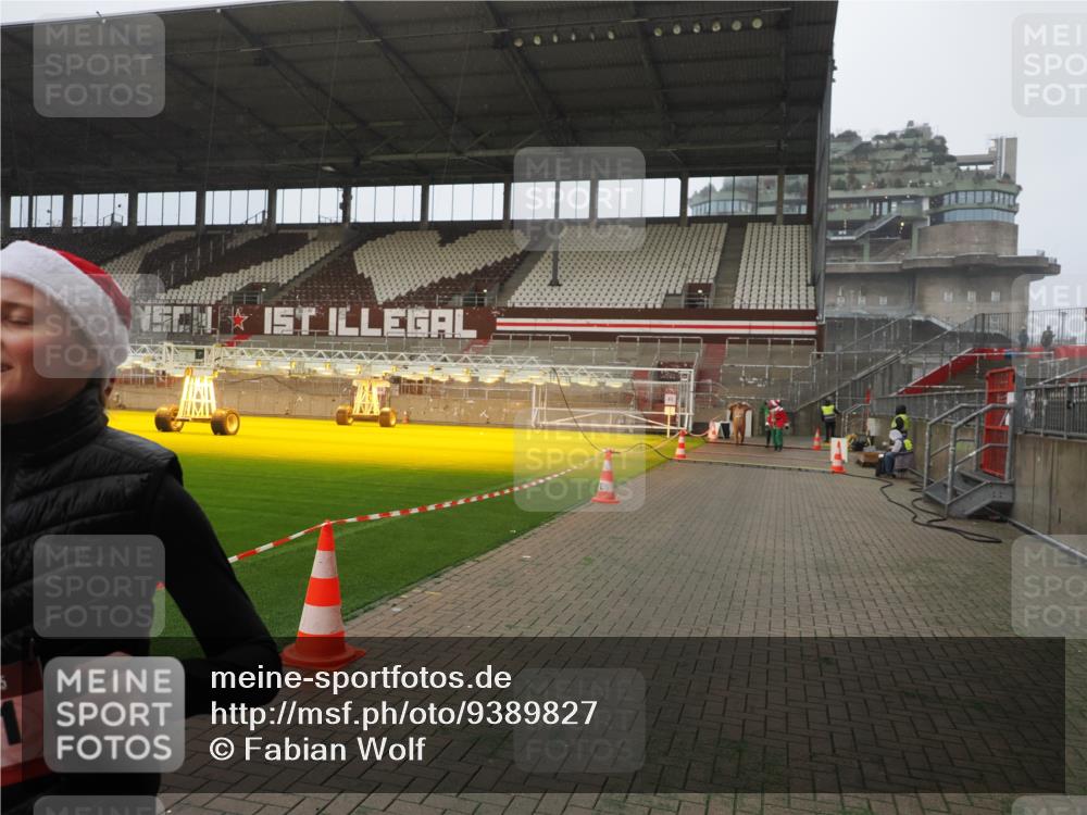 07.12.2025 - St. Pauli X-Mass-Run No. 15 Fabian Wolf http://msf.ph/oto/9389827 07.12.2025 10:22:26 Ziel 1636, 2184, 2817, 2818, 4771, 4774, 4781 meine-sportfotos.de