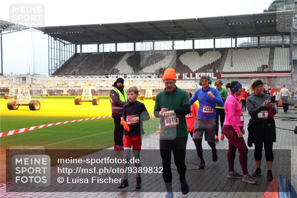 07.12.2025 - St. Pauli X-Mass-Run No. 15 Luisa Fischer http://msf.ph/oto/9389832 07.12.2025 12:06:59 Ziel 5, 4019, 4222, 6, 173, 189, 276, 339, 345, 1347, 1351, 1353, 1844, 1846, 1956, 1957, 2018, 2415, 3689, 3692, 4143, 4217, 4219, 4222, 4342, 4345, 4346, 4403, 4404, 4416, 4783, 4784 meine-sportfotos.de