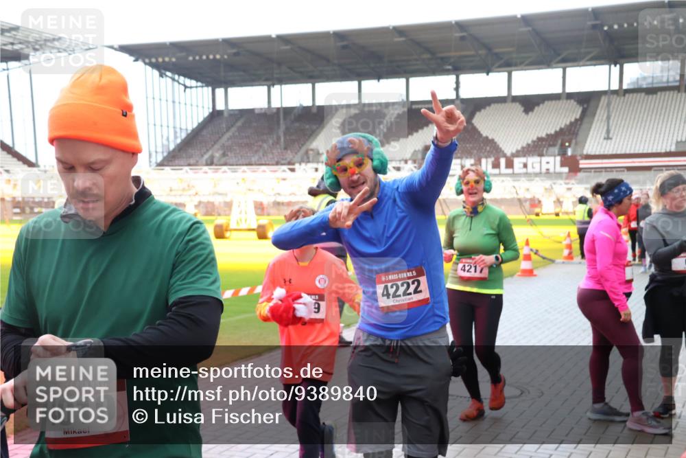 07.12.2025 - St. Pauli X-Mass-Run No. 15 Luisa Fischer http://msf.ph/oto/9389840 07.12.2025 12:07:01 Ziel 4019, 9, 15, 4222, 4217, 173, 189, 276, 339, 345, 1347, 1351, 1353, 1844, 1846, 1956, 1957, 2018, 2415, 3689, 3692, 4143, 4217, 4219, 4222, 4342, 4345, 4346, 4403, 4404, 4416, 4783, 4784 meine-sportfotos.de