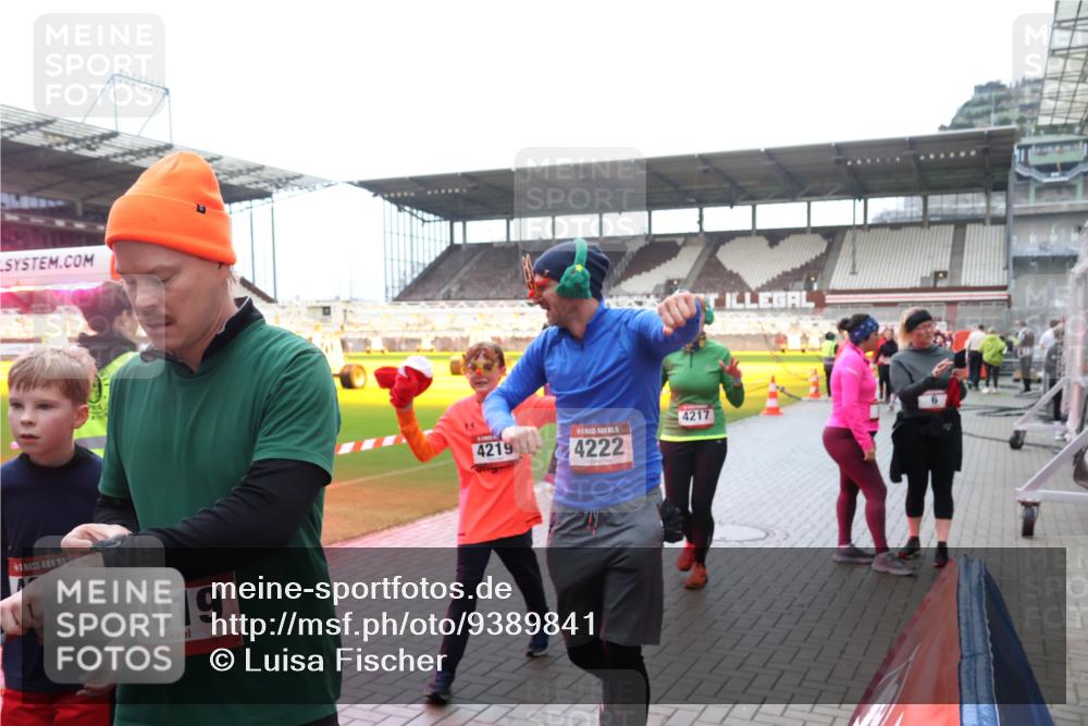 07.12.2025 - St. Pauli X-Mass-Run No. 15 Luisa Fischer http://msf.ph/oto/9389841 07.12.2025 12:07:02 Ziel 4019, 4219, 4222, 4217, 173, 189, 276, 339, 345, 1347, 1351, 1353, 1844, 1846, 1956, 1957, 2018, 2415, 3689, 3692, 4143, 4217, 4219, 4222, 4342, 4345, 4346, 4403, 4404, 4416, 4783, 4784 meine-sportfotos.de