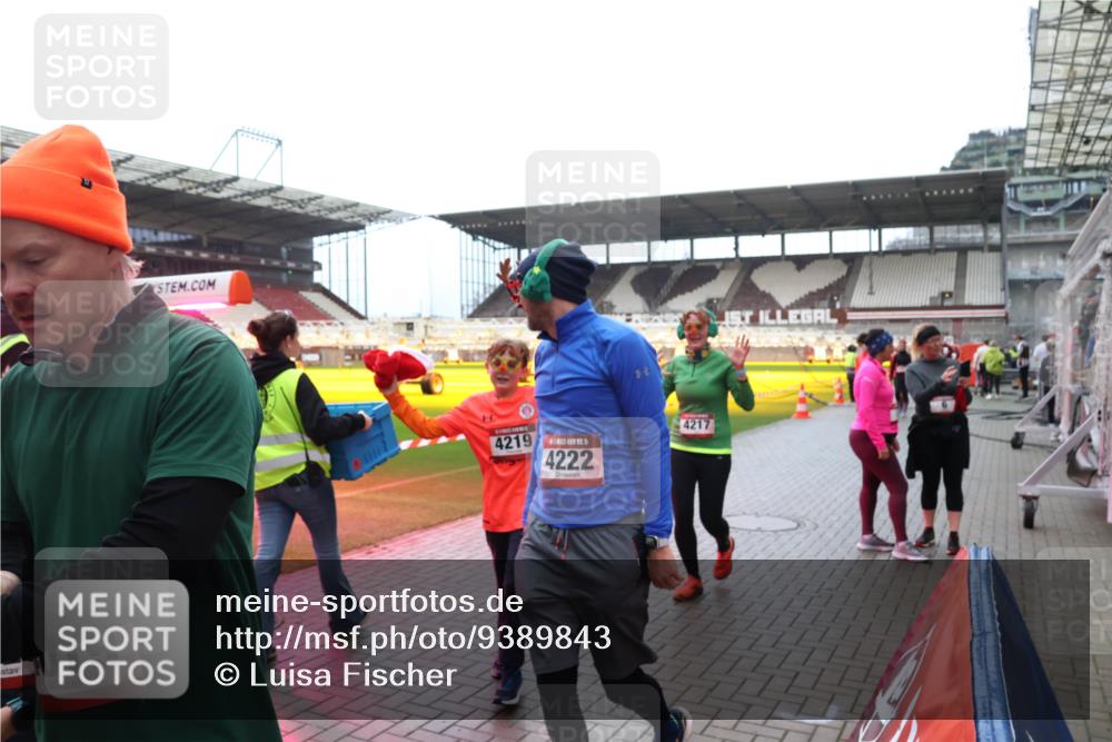 07.12.2025 - St. Pauli X-Mass-Run No. 15 Luisa Fischer http://msf.ph/oto/9389843 07.12.2025 12:07:02 Ziel 019, 4219, 4222, 4217, 173, 189, 276, 339, 345, 1347, 1351, 1353, 1844, 1846, 1956, 1957, 2018, 2415, 3689, 3692, 4143, 4217, 4219, 4222, 4342, 4345, 4346, 4403, 4404, 4416, 4783, 4784 meine-sportfotos.de