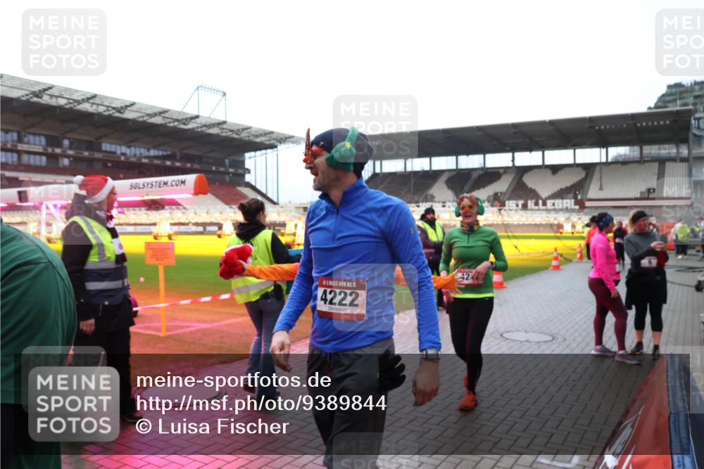 07.12.2025 - St. Pauli X-Mass-Run No. 15 Luisa Fischer http://msf.ph/oto/9389844 07.12.2025 12:07:02 Ziel 15, 4222, 173, 189, 276, 339, 345, 1347, 1351, 1353, 1844, 1846, 1956, 1957, 2018, 2415, 3689, 3692, 4143, 4217, 4219, 4222, 4342, 4345, 4346, 4403, 4404, 4416, 4783, 4784 meine-sportfotos.de