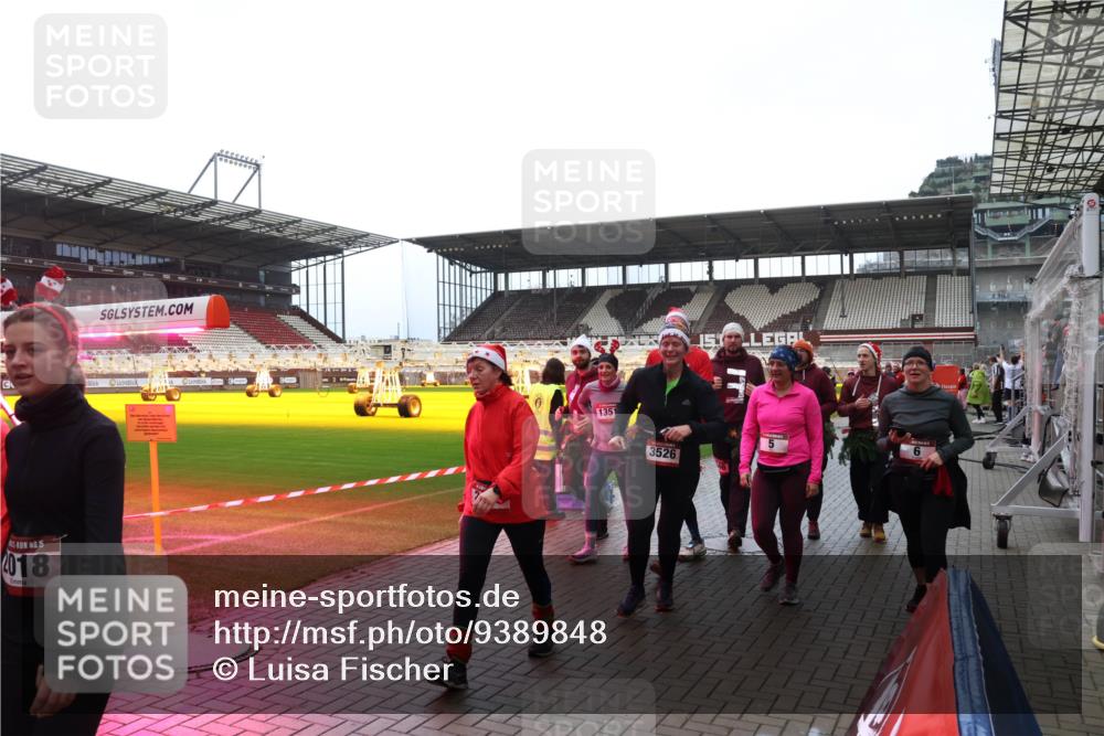 07.12.2025 - St. Pauli X-Mass-Run No. 15 Luisa Fischer http://msf.ph/oto/9389848 07.12.2025 12:07:16 Ziel 15, 018, 0, 1351, 15, 5, 3526, 276, 339, 345, 1347, 1351, 1353, 1580, 1583, 1844, 1846, 2018, 2415, 3456, 3689, 3692, 4017, 4018, 4033, 4143, 4217, 4219, 4222, 4314, 4328, 4342, 4345, 4346, 4360, 4361, 4390, 4403, 4404, 4416, 4725, 4783, 4784 meine-sportfotos.de