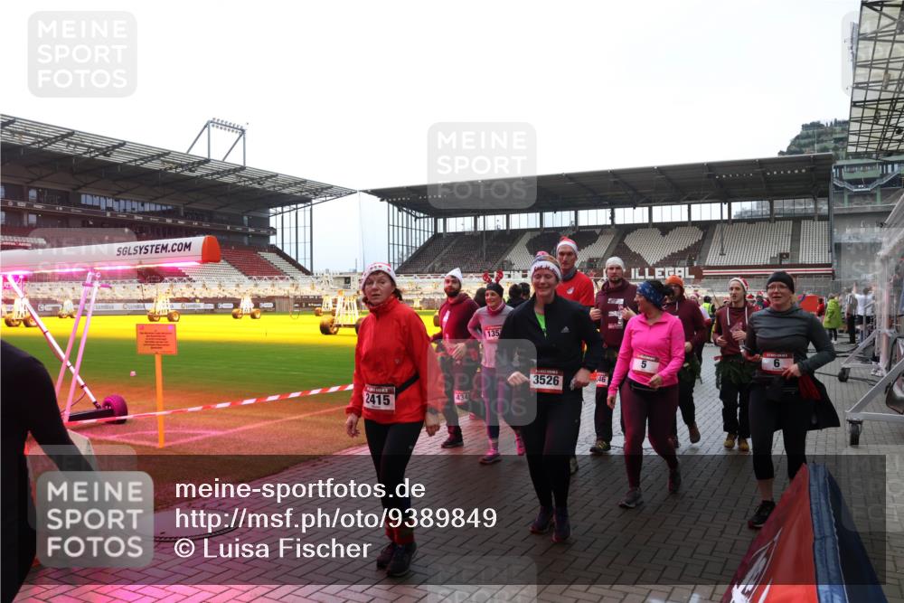 07.12.2025 - St. Pauli X-Mass-Run No. 15 Luisa Fischer http://msf.ph/oto/9389849 07.12.2025 12:07:17 Ziel 2415, 434, 135, 3526, 946, 5, 276, 339, 345, 1347, 1351, 1580, 1583, 1844, 1846, 2415, 3251, 3456, 3689, 3692, 4017, 4018, 4033, 4143, 4217, 4219, 4222, 4314, 4328, 4342, 4345, 4346, 4360, 4361, 4390, 4403, 4404, 4416, 4725, 4783, 4784 meine-sportfotos.de