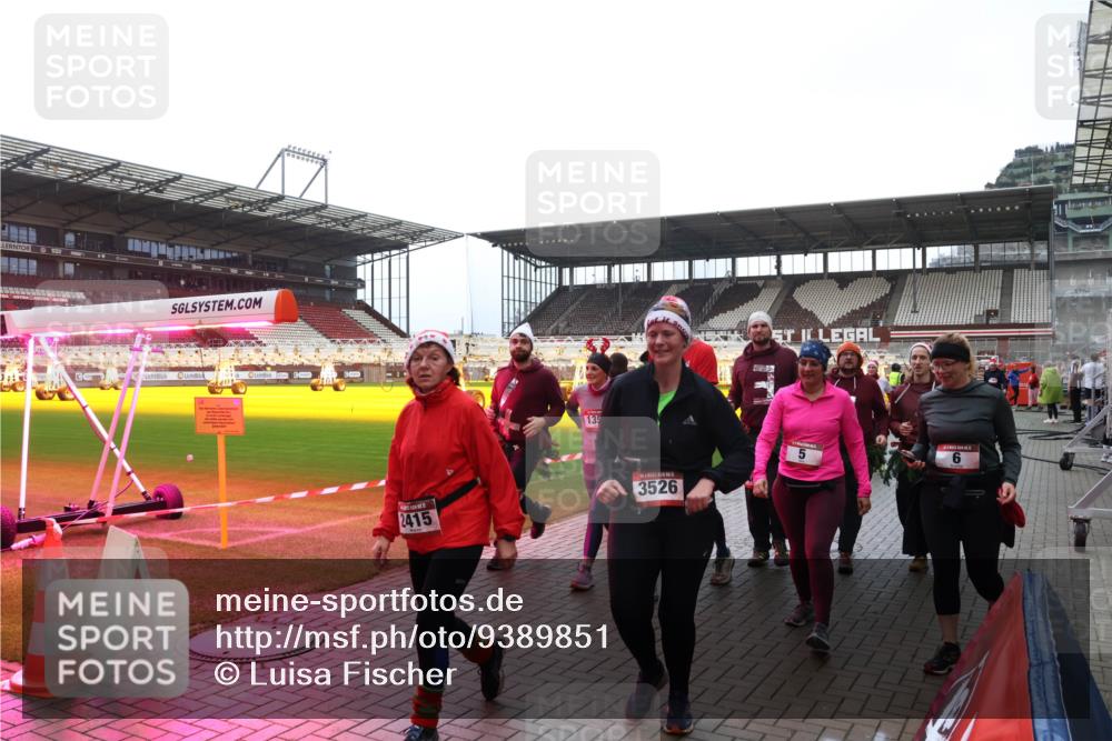 07.12.2025 - St. Pauli X-Mass-Run No. 15 Luisa Fischer http://msf.ph/oto/9389851 07.12.2025 12:07:17 Ziel 2415, 135, 3526, 5, 6, 276, 339, 345, 1347, 1351, 1580, 1583, 1844, 1846, 2415, 3251, 3456, 3689, 3692, 4017, 4018, 4033, 4143, 4217, 4219, 4222, 4314, 4328, 4342, 4345, 4346, 4360, 4361, 4390, 4403, 4404, 4416, 4725, 4783, 4784 meine-sportfotos.de