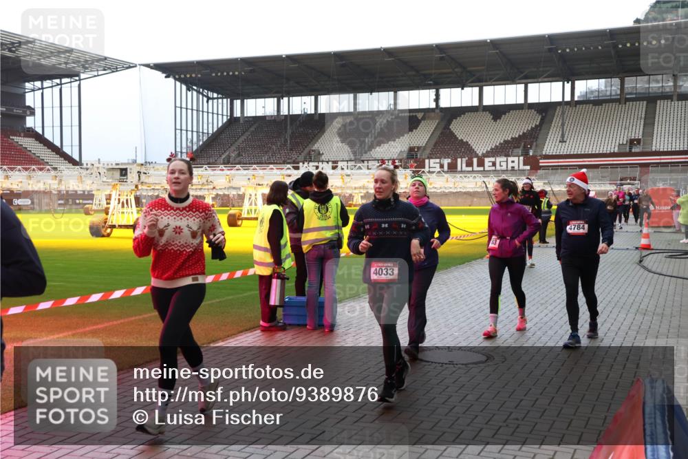 07.12.2025 - St. Pauli X-Mass-Run No. 15 Luisa Fischer http://msf.ph/oto/9389876 07.12.2025 12:07:28 Ziel 4033, 4784, 276, 339, 345, 1580, 1583, 1844, 1846, 1958, 3251, 3262, 3456, 3689, 3692, 4017, 4018, 4033, 4143, 4238, 4314, 4328, 4342, 4345, 4346, 4360, 4361, 4390, 4403, 4404, 4416, 4725, 4783, 4784 meine-sportfotos.de