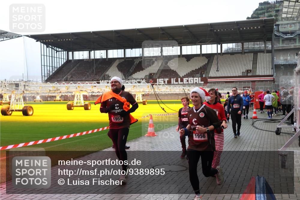 07.12.2025 - St. Pauli X-Mass-Run No. 15 Luisa Fischer http://msf.ph/oto/9389895 07.12.2025 12:07:51 Ziel 4404, 1959, 1956, 4018, 1580, 1583, 1958, 1959, 3251, 3262, 3348, 3456, 3666, 3667, 3691, 3708, 3709, 3710, 3711, 3726, 3728, 3739, 3818, 3819, 4017, 4018, 4033, 4210, 4238, 4314, 4328, 4332, 4360, 4361, 4390, 4724, 4725, 4730, 4755, 4786, 4791, 4792 meine-sportfotos.de
