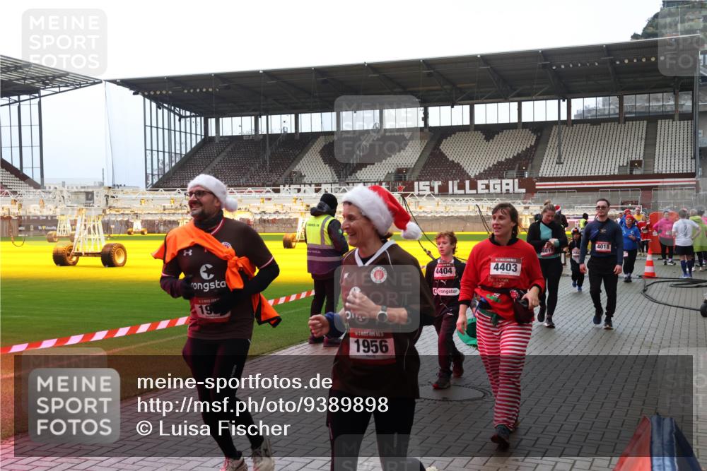 07.12.2025 - St. Pauli X-Mass-Run No. 15 Luisa Fischer http://msf.ph/oto/9389898 07.12.2025 12:07:52 Ziel 19, 5, 1956, 4404, 4403, 4018, 1580, 1583, 1958, 1959, 3251, 3262, 3348, 3456, 3460, 3666, 3667, 3691, 3708, 3709, 3710, 3711, 3726, 3728, 3739, 3818, 3819, 4017, 4018, 4210, 4238, 4314, 4328, 4332, 4360, 4361, 4390, 4724, 4730, 4755, 4786, 4791, 4792 meine-sportfotos.de