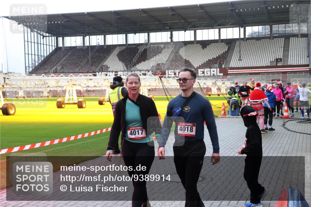 07.12.2025 - St. Pauli X-Mass-Run No. 15 Luisa Fischer http://msf.ph/oto/9389914 07.12.2025 12:07:58 Ziel 15, 4017, 5, 4018, 1958, 1959, 3251, 3262, 3348, 3456, 3460, 3666, 3667, 3691, 3708, 3709, 3710, 3711, 3726, 3728, 3739, 3816, 3818, 3819, 4210, 4238, 4332, 4724, 4730, 4755, 4786, 4791, 4792 meine-sportfotos.de