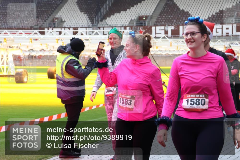07.12.2025 - St. Pauli X-Mass-Run No. 15 Luisa Fischer http://msf.ph/oto/9389919 07.12.2025 12:08:14 Ziel 3667, 15, 1583, 15, 1580, 587, 849, 850, 1224, 1899, 1959, 2953, 2954, 3348, 3460, 3666, 3667, 3668, 3691, 3708, 3709, 3710, 3711, 3726, 3728, 3739, 3816, 3818, 3819, 3898, 3899, 4035, 4210, 4332, 4393, 4395, 4722, 4724, 4730, 4755, 4786, 4791, 4792 meine-sportfotos.de