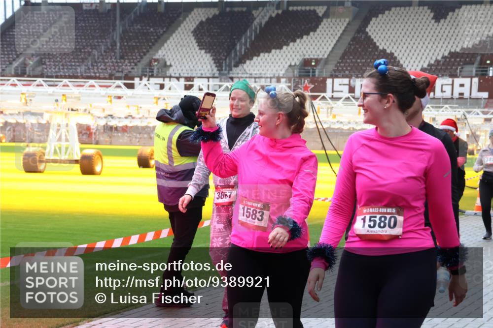 07.12.2025 - St. Pauli X-Mass-Run No. 15 Luisa Fischer http://msf.ph/oto/9389921 07.12.2025 12:08:14 Ziel 3667, 1583, 15, 1580, 38, 587, 849, 850, 1224, 1899, 1959, 2953, 2954, 3348, 3460, 3666, 3667, 3668, 3691, 3708, 3709, 3710, 3711, 3726, 3728, 3739, 3816, 3818, 3819, 3898, 3899, 4035, 4210, 4332, 4393, 4395, 4722, 4724, 4730, 4755, 4786, 4791, 4792 meine-sportfotos.de