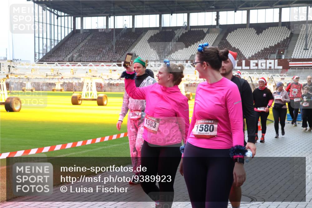07.12.2025 - St. Pauli X-Mass-Run No. 15 Luisa Fischer http://msf.ph/oto/9389923 07.12.2025 12:08:15 Ziel 3667, 1583, 15, 1580, 3819, 3816, 1460, 587, 587, 849, 850, 1224, 1899, 1959, 2953, 2954, 3348, 3460, 3666, 3667, 3668, 3691, 3708, 3709, 3710, 3711, 3726, 3728, 3739, 3816, 3818, 3819, 3898, 3899, 4035, 4210, 4332, 4393, 4395, 4722, 4724, 4730, 4755, 4786, 4791, 4792 meine-sportfotos.de