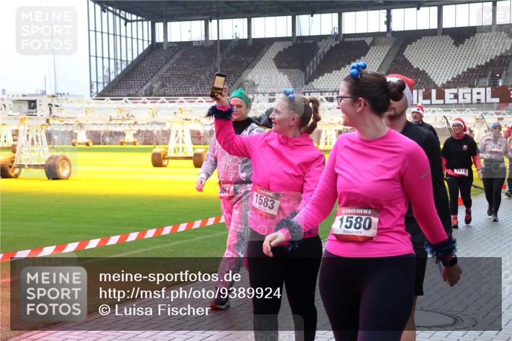 07.12.2025 - St. Pauli X-Mass-Run No. 15 Luisa Fischer http://msf.ph/oto/9389924 07.12.2025 12:08:15 Ziel 3667, 15, 1583, 15, 1580, 381, 3816, 587, 849, 850, 1224, 1899, 1959, 2953, 2954, 3348, 3460, 3666, 3667, 3668, 3691, 3708, 3709, 3710, 3711, 3726, 3728, 3739, 3816, 3818, 3819, 3898, 3899, 4035, 4210, 4332, 4393, 4395, 4722, 4724, 4730, 4755, 4786, 4791, 4792 meine-sportfotos.de