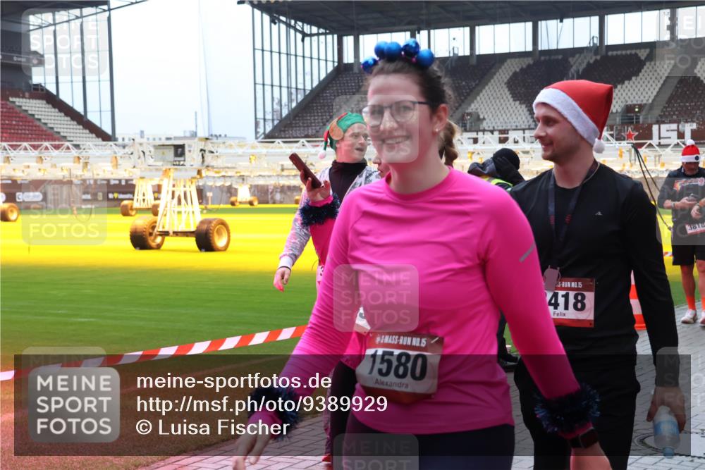 07.12.2025 - St. Pauli X-Mass-Run No. 15 Luisa Fischer http://msf.ph/oto/9389929 07.12.2025 12:08:16 Ziel 15, 1580, 15, 418, 3818, 587, 849, 850, 1224, 1899, 1959, 2953, 2954, 3348, 3460, 3666, 3667, 3668, 3691, 3708, 3709, 3710, 3711, 3726, 3728, 3739, 3816, 3818, 3819, 3898, 3899, 4035, 4210, 4332, 4393, 4395, 4722, 4724, 4730, 4755, 4786, 4791, 4792 meine-sportfotos.de