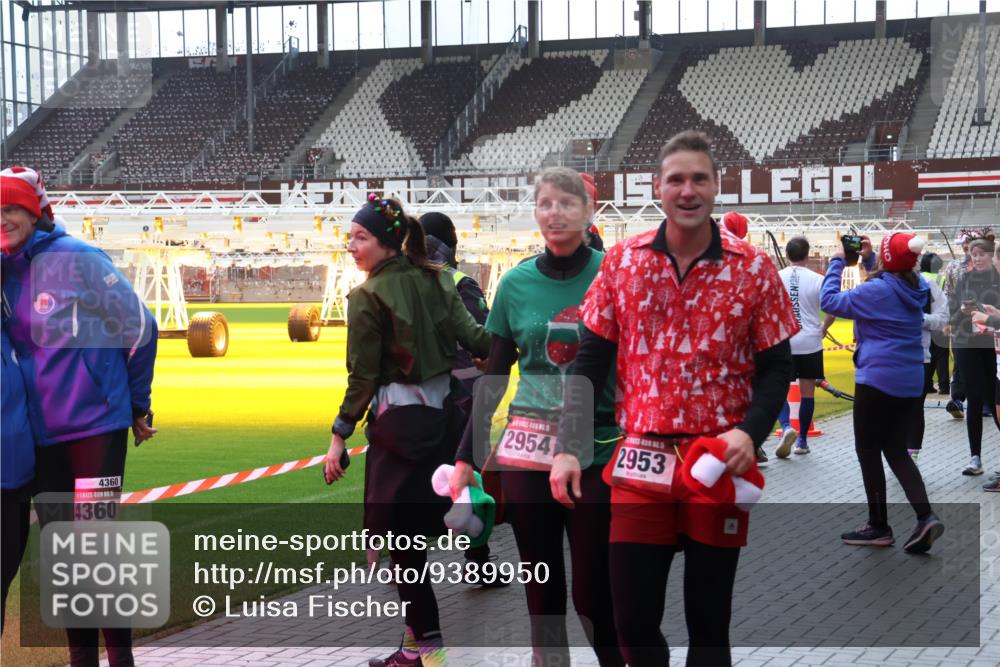 07.12.2025 - St. Pauli X-Mass-Run No. 15 Luisa Fischer http://msf.ph/oto/9389950 07.12.2025 12:08:38 Ziel 4360, 5, 4360, 2954, 15, 2953, 325, 334, 587, 849, 850, 1224, 1493, 1514, 1899, 1940, 1943, 2953, 2954, 3141, 3397, 3460, 3609, 3667, 3668, 3691, 3816, 3861, 3867, 3898, 3899, 4035, 4210, 4212, 4213, 4214, 4215, 4269, 4271, 4272, 4292, 4393, 4395, 4711, 4712, 4717, 4722, 4730 meine-sportfotos.de