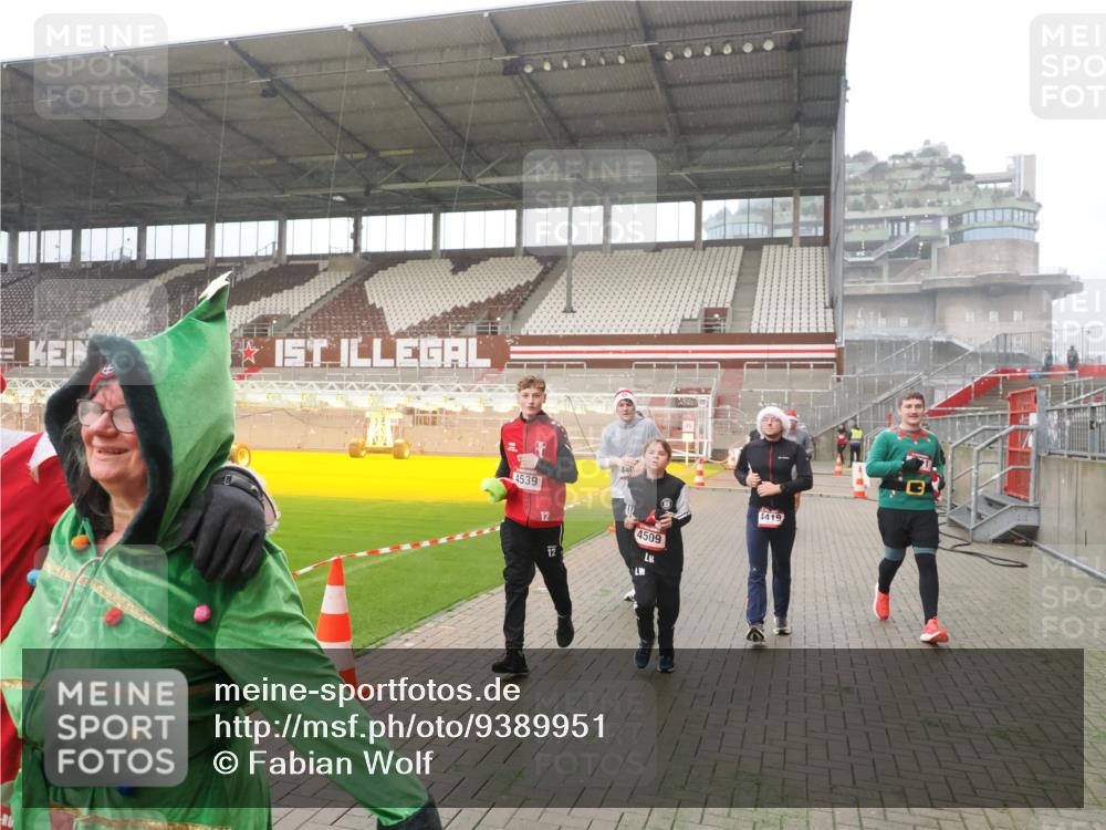 07.12.2025 - St. Pauli X-Mass-Run No. 15 Fabian Wolf http://msf.ph/oto/9389951 07.12.2025 10:22:47 Ziel 715, 739, 794, 3780, 4287, 4407, 4411, 4419, 4509, 4539 meine-sportfotos.de
