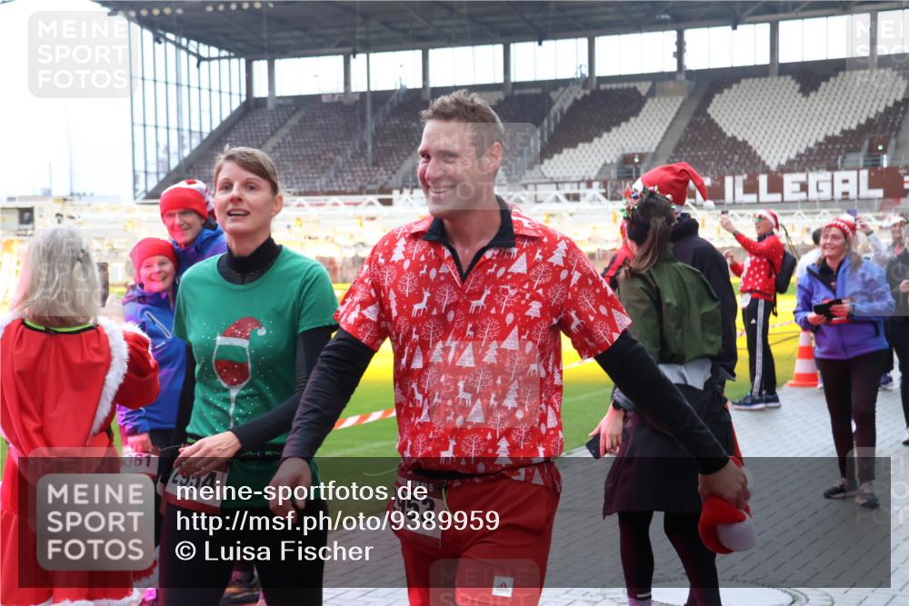 07.12.2025 - St. Pauli X-Mass-Run No. 15 Luisa Fischer http://msf.ph/oto/9389959 07.12.2025 12:08:40 Ziel 1361, 2934, 15, 953, 325, 334, 587, 849, 850, 1224, 1493, 1514, 1899, 1940, 1943, 2953, 2954, 3141, 3397, 3460, 3609, 3668, 3816, 3861, 3867, 3898, 3899, 4035, 4212, 4213, 4214, 4215, 4269, 4271, 4272, 4292, 4393, 4395, 4711, 4712, 4717, 4722 meine-sportfotos.de