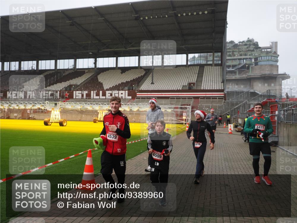 07.12.2025 - St. Pauli X-Mass-Run No. 15 Fabian Wolf http://msf.ph/oto/9389960 07.12.2025 10:22:47 Ziel 715, 739, 794, 3780, 4287, 4407, 4411, 4419, 4509, 4539 meine-sportfotos.de