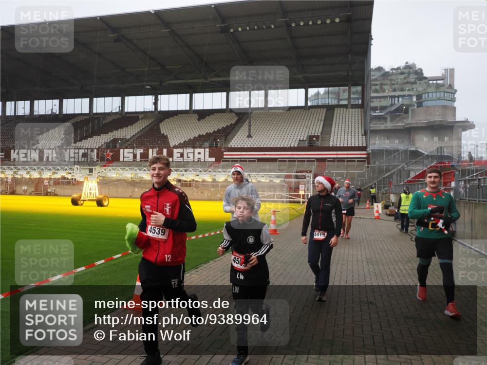 07.12.2025 - St. Pauli X-Mass-Run No. 15 Fabian Wolf http://msf.ph/oto/9389964 07.12.2025 10:22:47 Ziel 715, 739, 794, 3780, 4287, 4407, 4411, 4419, 4509, 4539 meine-sportfotos.de