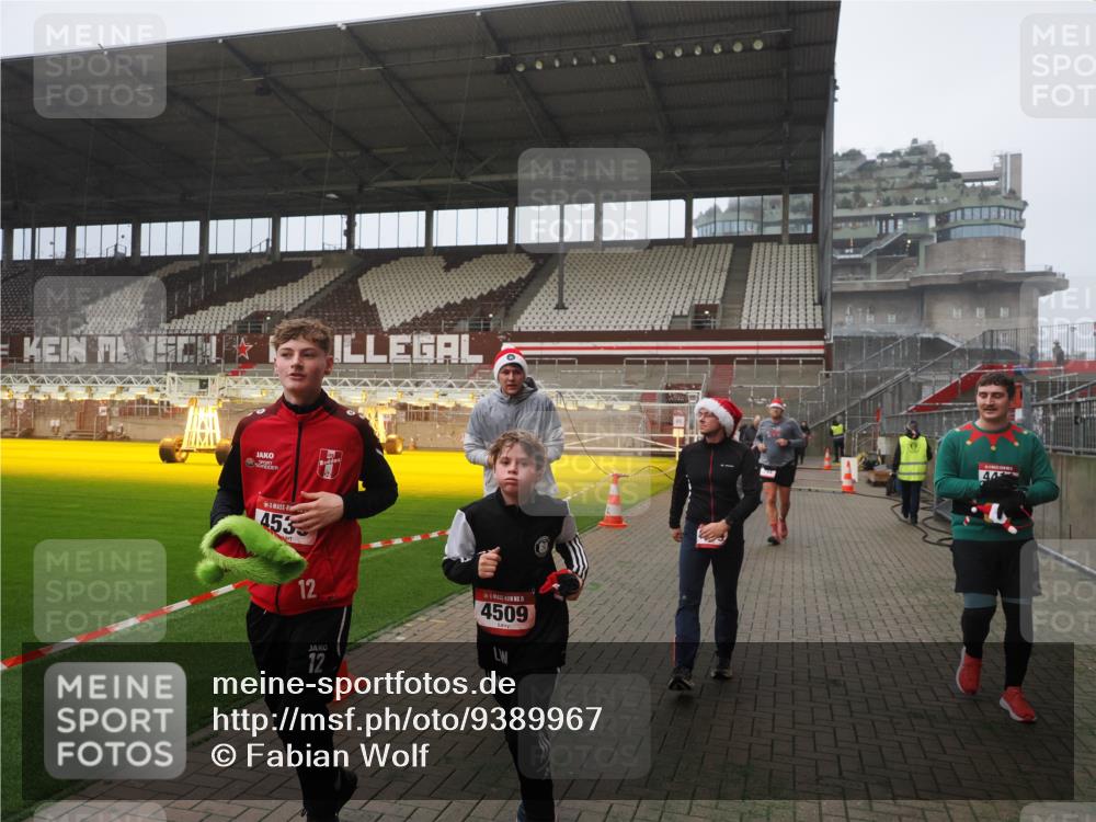 07.12.2025 - St. Pauli X-Mass-Run No. 15 Fabian Wolf http://msf.ph/oto/9389967 07.12.2025 10:22:48 Ziel 794, 3780, 4287, 4407, 4411, 4419, 4509, 4539 meine-sportfotos.de