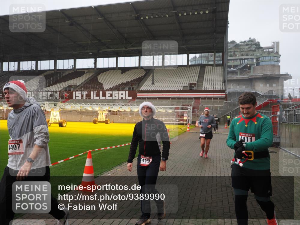 07.12.2025 - St. Pauli X-Mass-Run No. 15 Fabian Wolf http://msf.ph/oto/9389990 07.12.2025 10:22:49 Ziel 794, 3780, 4287, 4407, 4411, 4419, 4509, 4539 meine-sportfotos.de