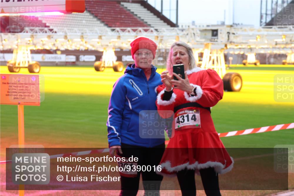 07.12.2025 - St. Pauli X-Mass-Run No. 15 Luisa Fischer http://msf.ph/oto/9390016 07.12.2025 12:09:13 Ziel 361, 4314, 325, 334, 586, 643, 775, 807, 1214, 1219, 1253, 1269, 1270, 1405, 1493, 1514, 1652, 1653, 1685, 1901, 1940, 1943, 2414, 2679, 2731, 2873, 2889, 2892, 3141, 3230, 3233, 3397, 3595, 3876, 4084, 4086, 4137, 4138, 4182, 4183, 4212, 4214, 4252, 4269, 4271, 4272, 4292, 4294, 4295, 4297, 4422, 4429, 4711, 4712, 4717, 4720 meine-sportfotos.de