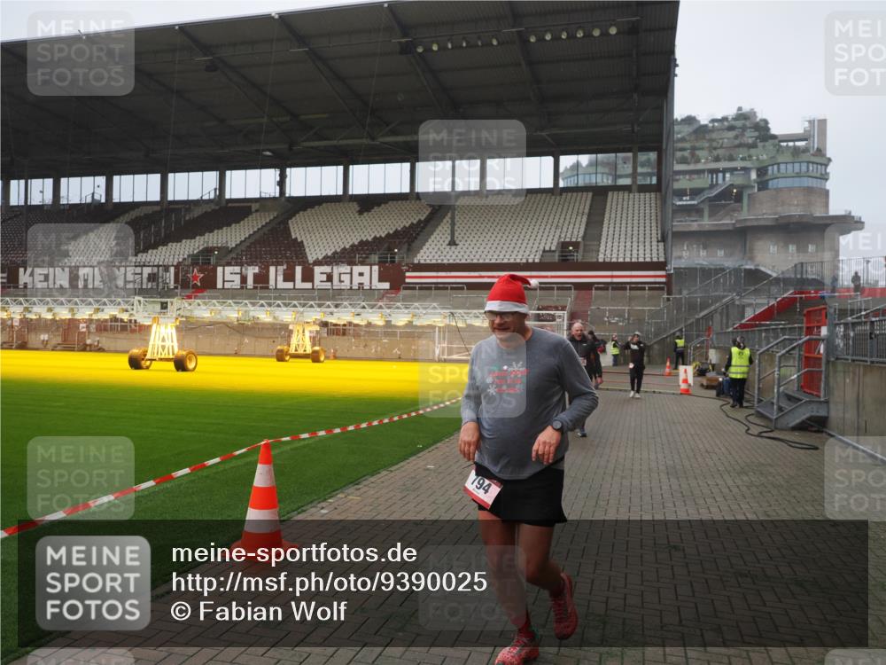 07.12.2025 - St. Pauli X-Mass-Run No. 15 Fabian Wolf http://msf.ph/oto/9390025 07.12.2025 10:22:52 Ziel 794, 2638, 3780, 4287, 4407, 4411, 4419, 4509, 4539 meine-sportfotos.de