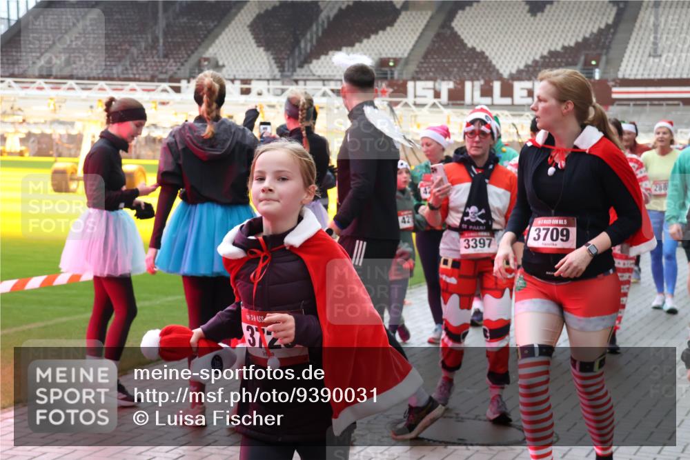 07.12.2025 - St. Pauli X-Mass-Run No. 15 Luisa Fischer http://msf.ph/oto/9390031 07.12.2025 12:09:26 Ziel 372, 42, 3397, 15, 3709, 288, 138, 586, 643, 775, 807, 1214, 1219, 1253, 1269, 1270, 1405, 1652, 1653, 1685, 1725, 1727, 1901, 2009, 2414, 2679, 2731, 2873, 2889, 2892, 3230, 3233, 3538, 3595, 3876, 3947, 3955, 3966, 4084, 4086, 4137, 4138, 4182, 4183, 4196, 4197, 4198, 4252, 4267, 4282, 4283, 4294, 4295, 4297, 4422, 4429, 4720 meine-sportfotos.de