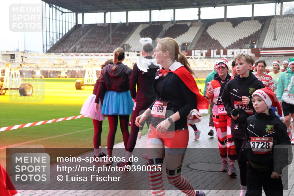 07.12.2025 - St. Pauli X-Mass-Run No. 15 Luisa Fischer http://msf.ph/oto/9390035 07.12.2025 12:09:27 Ziel 3709, 33, 3725, 15, 3728, 471, 138, 586, 643, 775, 807, 1214, 1219, 1253, 1269, 1270, 1405, 1652, 1653, 1685, 1725, 1727, 1901, 2009, 2414, 2679, 2731, 2873, 2889, 2892, 3230, 3233, 3538, 3595, 3876, 3947, 3955, 3966, 4084, 4086, 4137, 4138, 4182, 4183, 4196, 4197, 4198, 4252, 4267, 4282, 4283, 4294, 4295, 4297, 4422, 4429, 4720 meine-sportfotos.de