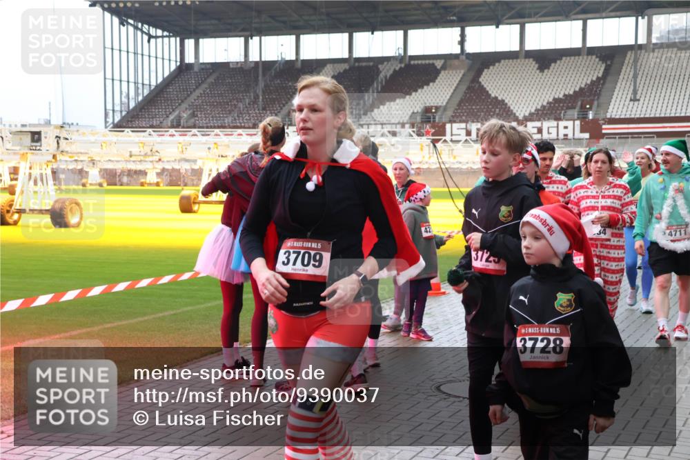 07.12.2025 - St. Pauli X-Mass-Run No. 15 Luisa Fischer http://msf.ph/oto/9390037 07.12.2025 12:09:27 Ziel 15, 3709, 1, 42, 3723, 44, 15, 3728, 34, 4711, 138, 586, 643, 775, 807, 1214, 1219, 1253, 1269, 1270, 1405, 1652, 1653, 1685, 1725, 1727, 1901, 2009, 2414, 2679, 2731, 2873, 2889, 2892, 3230, 3233, 3538, 3595, 3876, 3947, 3955, 3966, 4084, 4086, 4137, 4138, 4182, 4183, 4196, 4197, 4198, 4252, 4267, 4282, 4283, 4294, 4295, 4297, 4422, 4429, 4720 meine-sportfotos.de