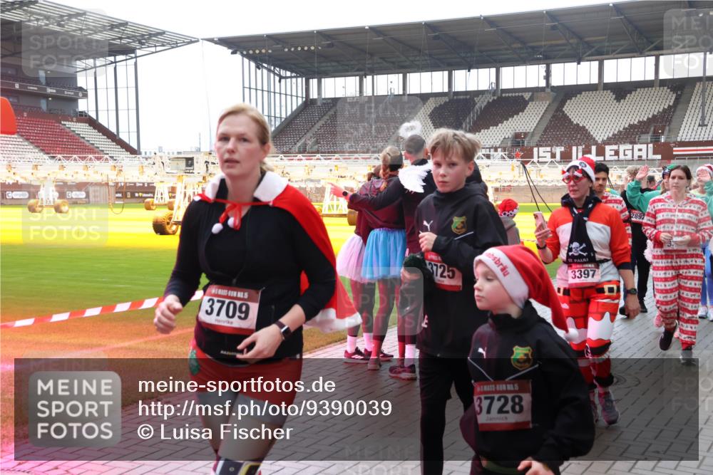 07.12.2025 - St. Pauli X-Mass-Run No. 15 Luisa Fischer http://msf.ph/oto/9390039 07.12.2025 12:09:28 Ziel 3709, 3725, 15, 3728, 3397, 2892, 138, 586, 643, 775, 807, 1214, 1219, 1253, 1269, 1270, 1405, 1652, 1653, 1685, 1725, 1727, 1901, 2009, 2414, 2679, 2731, 2873, 2889, 2892, 3230, 3233, 3538, 3595, 3876, 3947, 3955, 3966, 4084, 4086, 4137, 4138, 4182, 4183, 4196, 4197, 4198, 4252, 4267, 4282, 4283, 4294, 4295, 4297, 4422, 4429, 4720 meine-sportfotos.de