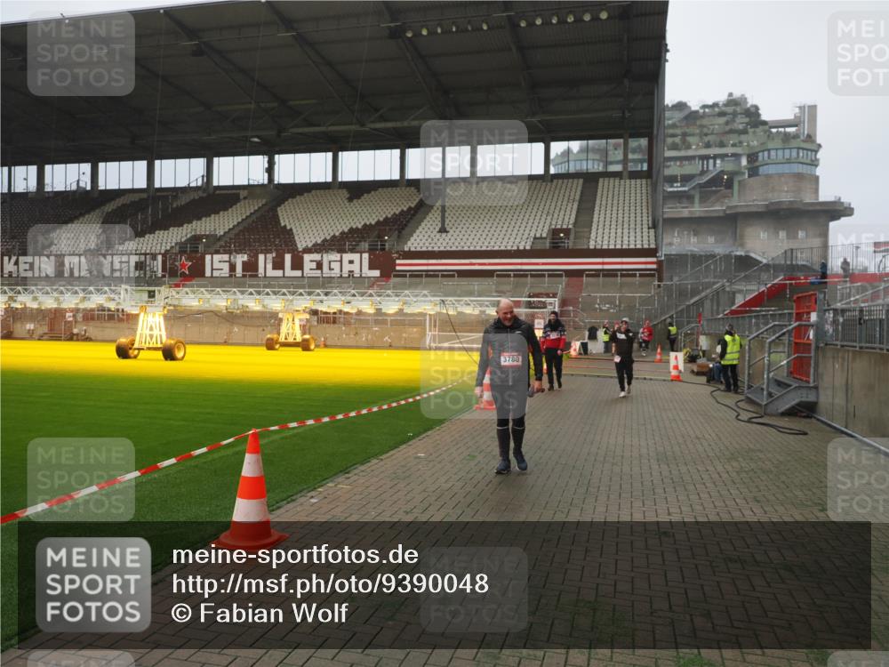 07.12.2025 - St. Pauli X-Mass-Run No. 15 Fabian Wolf http://msf.ph/oto/9390048 07.12.2025 10:22:54 Ziel 794, 2638, 3780, 4287, 4407, 4411, 4419, 4509, 4539 meine-sportfotos.de