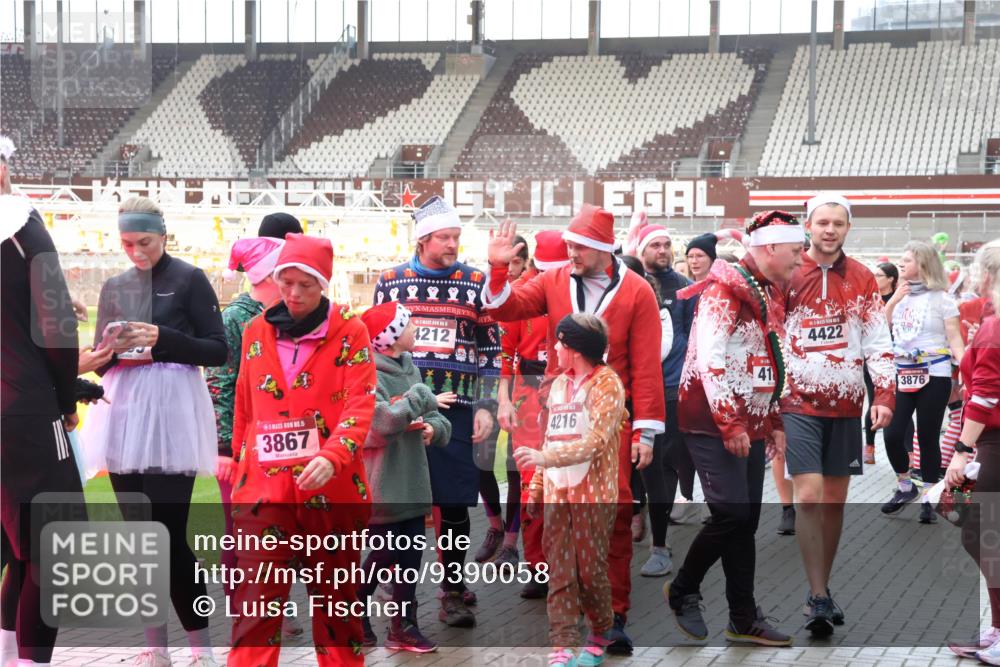 07.12.2025 - St. Pauli X-Mass-Run No. 15 Luisa Fischer http://msf.ph/oto/9390058 07.12.2025 12:09:42 Ziel 15, 3867, 1212, 4216, 4422, 3876, 138, 586, 643, 775, 807, 1405, 1652, 1653, 1685, 1725, 1727, 1901, 2009, 2414, 2731, 3230, 3233, 3538, 3947, 3955, 3966, 4196, 4197, 4198, 4267, 4282, 4283, 4313, 4315, 4720 meine-sportfotos.de