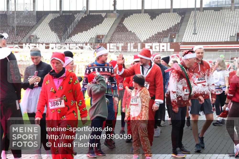 07.12.2025 - St. Pauli X-Mass-Run No. 15 Luisa Fischer http://msf.ph/oto/9390059 07.12.2025 12:09:42 Ziel 15, 3867, 493, 4216, 4422, 3876, 138, 586, 643, 775, 807, 1405, 1652, 1653, 1685, 1725, 1727, 1901, 2009, 2414, 2731, 3230, 3233, 3538, 3947, 3955, 3966, 4196, 4197, 4198, 4267, 4282, 4283, 4313, 4315, 4720 meine-sportfotos.de