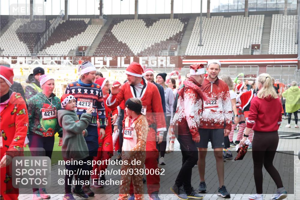 07.12.2025 - St. Pauli X-Mass-Run No. 15 Luisa Fischer http://msf.ph/oto/9390062 07.12.2025 12:09:43 Ziel 4213, 2, 2, 2, 2, 1, 4212, 4216, 4422, 138, 586, 643, 775, 807, 1405, 1652, 1653, 1685, 1725, 1727, 1901, 2009, 2414, 2731, 3233, 3538, 3947, 3955, 3966, 4196, 4197, 4198, 4267, 4282, 4283, 4313, 4315, 4720 meine-sportfotos.de