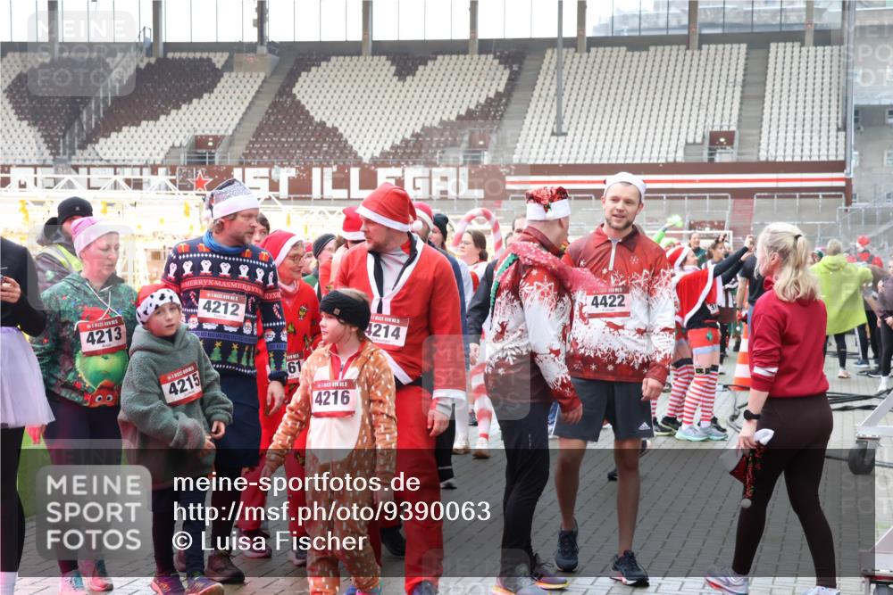 07.12.2025 - St. Pauli X-Mass-Run No. 15 Luisa Fischer http://msf.ph/oto/9390063 07.12.2025 12:09:43 Ziel 4213, 4212, 4215, 61, 5, 4216, 5, 4214, 4422, 138, 586, 643, 775, 807, 1405, 1652, 1653, 1685, 1725, 1727, 1901, 2009, 2414, 2731, 3233, 3538, 3947, 3955, 3966, 4196, 4197, 4198, 4267, 4282, 4283, 4313, 4315, 4720 meine-sportfotos.de
