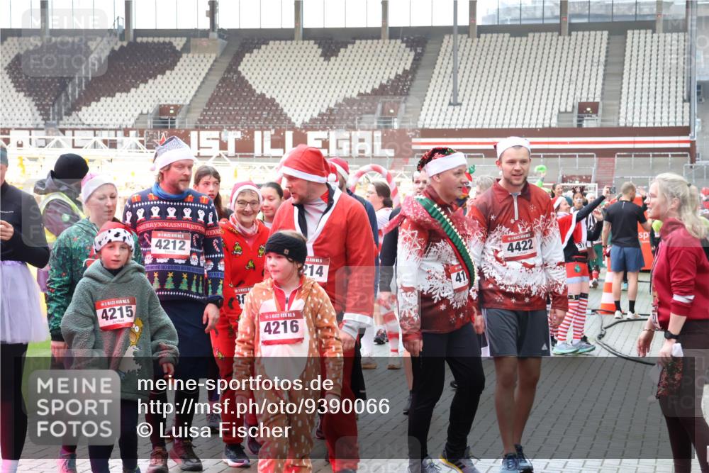 07.12.2025 - St. Pauli X-Mass-Run No. 15 Luisa Fischer http://msf.ph/oto/9390066 07.12.2025 12:09:44 Ziel 15, 4215, 1, 4212, 214, 41, 4422, 15, 4216, 138, 643, 775, 807, 1405, 1652, 1653, 1685, 1725, 1727, 1901, 2009, 2414, 2731, 3538, 3947, 3955, 3966, 4196, 4197, 4198, 4267, 4282, 4283, 4313, 4315, 4720 meine-sportfotos.de