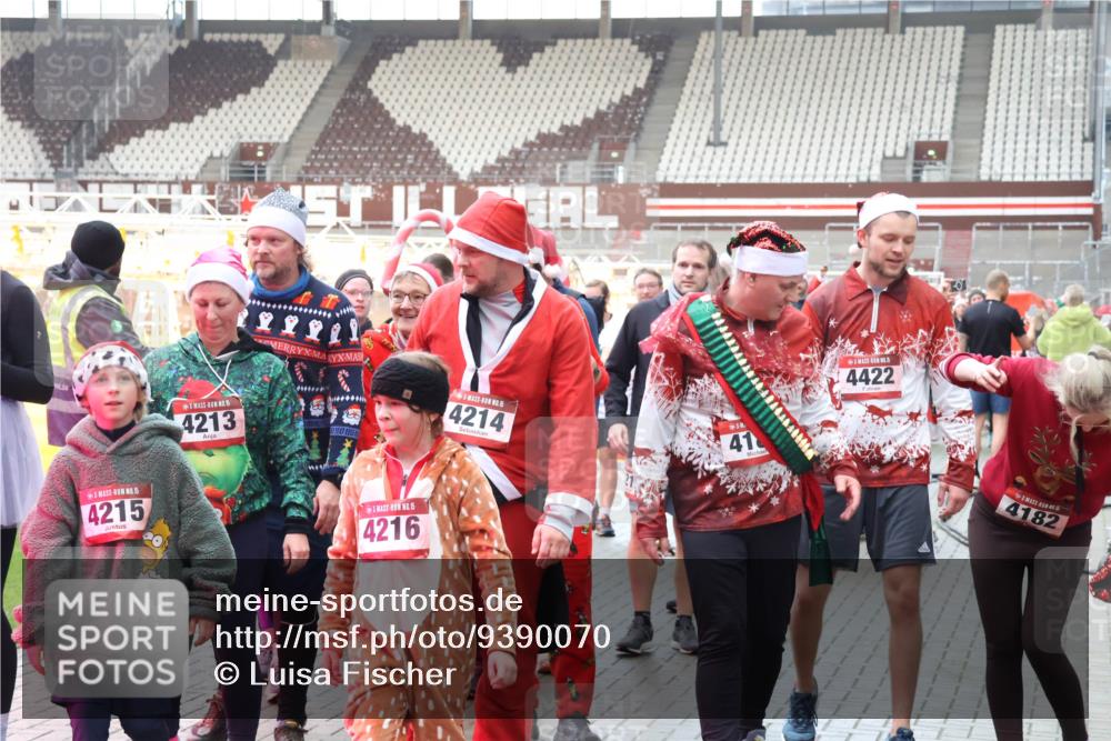 07.12.2025 - St. Pauli X-Mass-Run No. 15 Luisa Fischer http://msf.ph/oto/9390070 07.12.2025 12:09:45 Ziel 15, 4215, 15, 4213, 15, 4214, 15, 4216, 41, 4422, 5, 4182, 138, 643, 775, 807, 1405, 1652, 1653, 1685, 1725, 1727, 2009, 2414, 2731, 3538, 3947, 3955, 3966, 4196, 4197, 4198, 4267, 4282, 4283, 4313, 4315 meine-sportfotos.de
